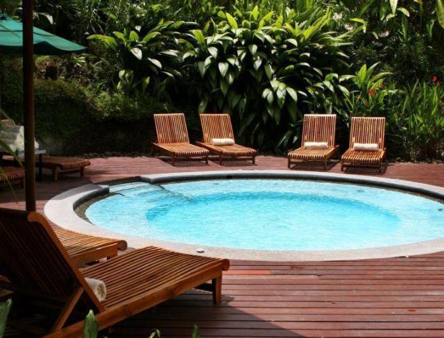 Obtenha ambientes externos de personalidade com decks de madeira